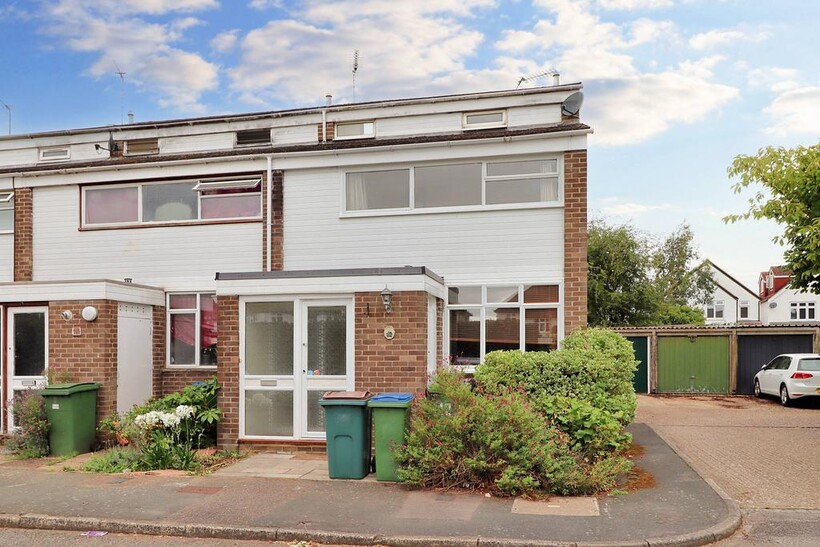 Ingrams Close, Hersham KT12 2 bed end of terrace house to rent - £1,850 pcm (£427 pw)