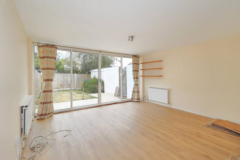 Ingrams Close, Hersham KT12 2 bed end of terrace house to rent - £1,850 pcm (£427 pw)