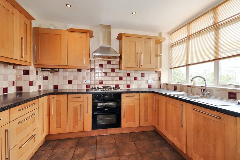 Ingrams Close, Hersham KT12 2 bed end of terrace house to rent - £1,850 pcm (£427 pw)