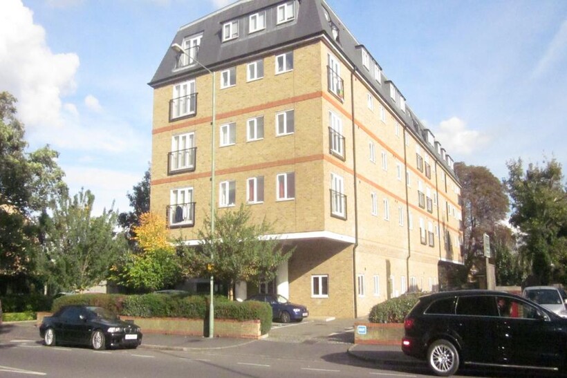Crossbrook Street, Cheshunt EN8 2 bed flat to rent - £1,400 pcm (£323 pw)