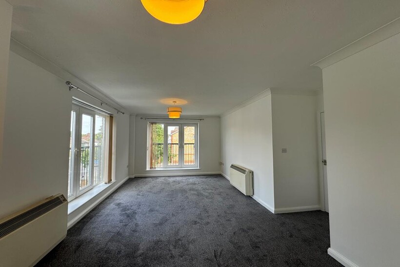 Crossbrook Street, Cheshunt EN8 2 bed flat to rent - £1,400 pcm (£323 pw)
