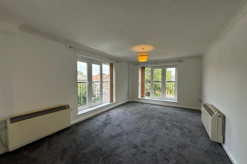 Crossbrook Street, Cheshunt EN8 2 bed flat to rent - £1,400 pcm (£323 pw)