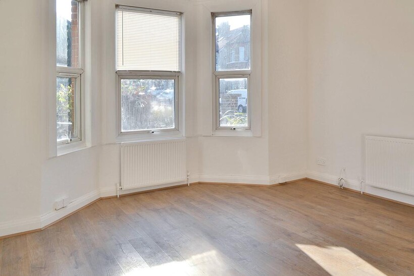 Castle Road, London N12 2 bed flat to rent - £1,990 pcm (£459 pw)