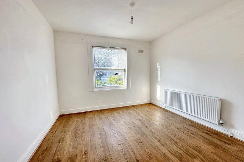 Castle Road, London N12 2 bed flat to rent - £1,990 pcm (£459 pw)