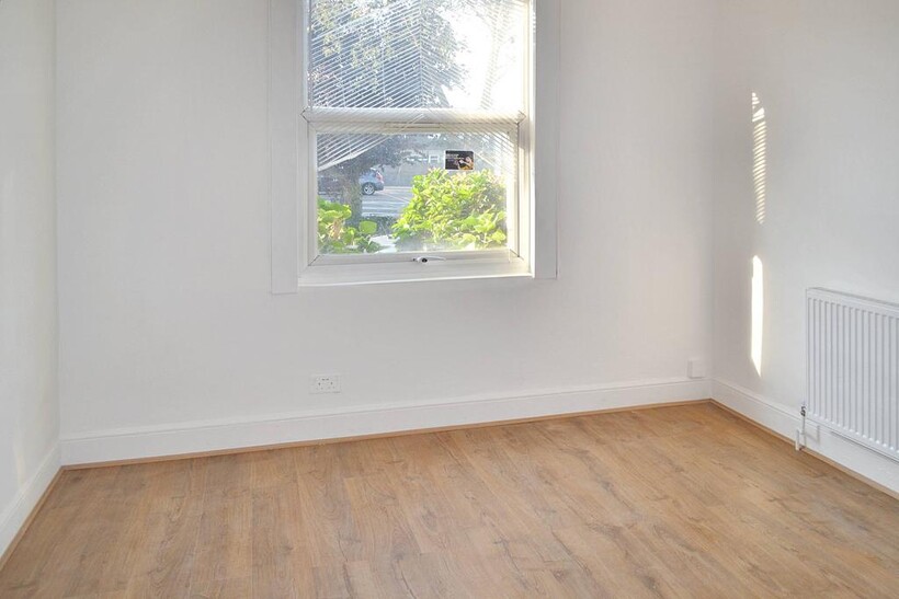 Castle Road, London N12 2 bed flat to rent - £1,990 pcm (£459 pw)