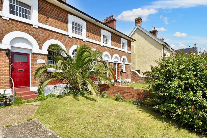 Nicholson Street, Newport PO30 2 bed terraced house to rent - £895 pcm (£207 pw)