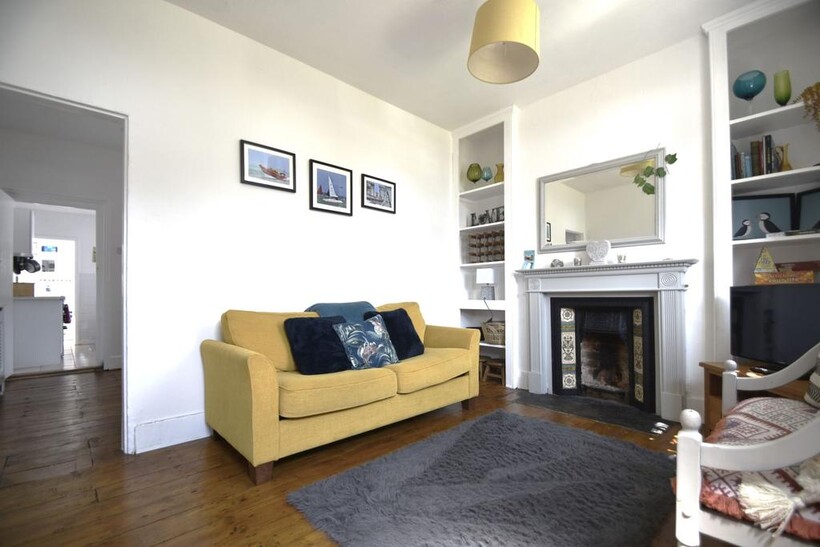 Nicholson Street, Newport PO30 2 bed terraced house to rent - £895 pcm (£207 pw)