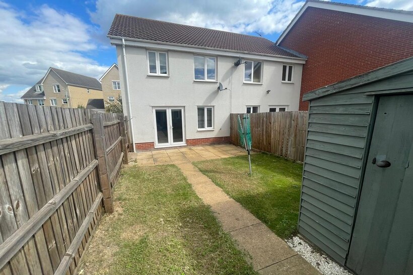 Newman Drive, Kesgrave IP5 3 bed semi-detached house to rent - £1,250 pcm (£288 pw)