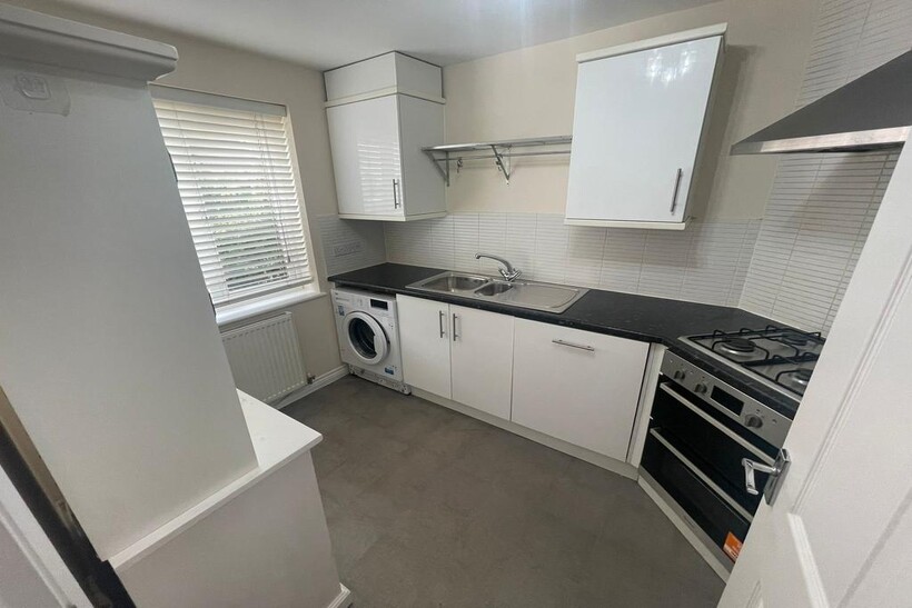 Newman Drive, Kesgrave IP5 3 bed semi-detached house to rent - £1,250 pcm (£288 pw)