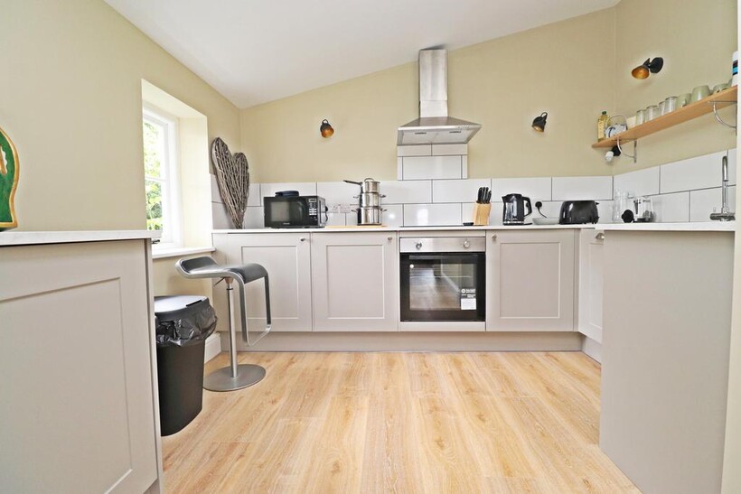 Bosham Lane, Bosham PO18 2 bed flat to rent - £1,400 pcm (£323 pw)