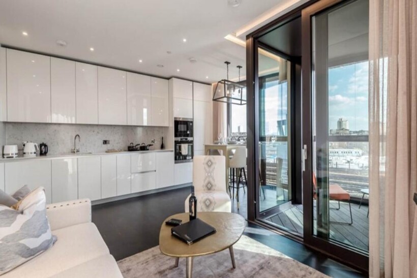 Charles Clowes Walk, London SW11 2 bed flat to rent - £4,333 pcm (£1,000 pw)