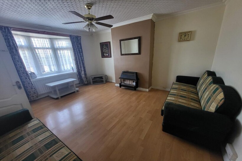 Highview Street, Dudley DY2 3 bed semi-detached house to rent - £1,150 pcm (£265 pw)