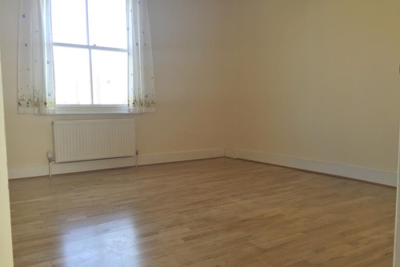 Upper St. James's Street, Brighton BN2 3 bed flat to rent - £1,950 pcm (£450 pw)