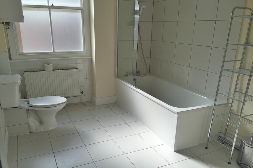 Upper St. James's Street, Brighton BN2 3 bed flat to rent - £1,950 pcm (£450 pw)