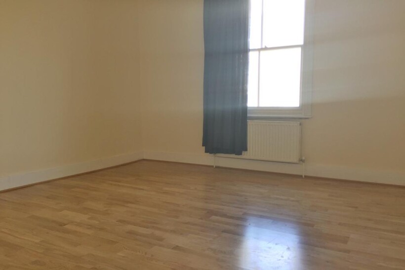 Upper St. James's Street, Brighton BN2 3 bed flat to rent - £1,950 pcm (£450 pw)