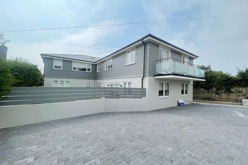 Eileen Avenue, Saltdean BN2 2 bed flat to rent - £1,650 pcm (£381 pw)