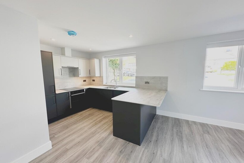 Eileen Avenue, Saltdean BN2 2 bed flat to rent - £1,650 pcm (£381 pw)