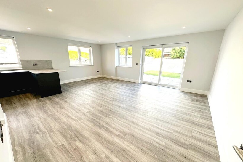 Eileen Avenue, Saltdean BN2 2 bed flat to rent - £1,650 pcm (£381 pw)
