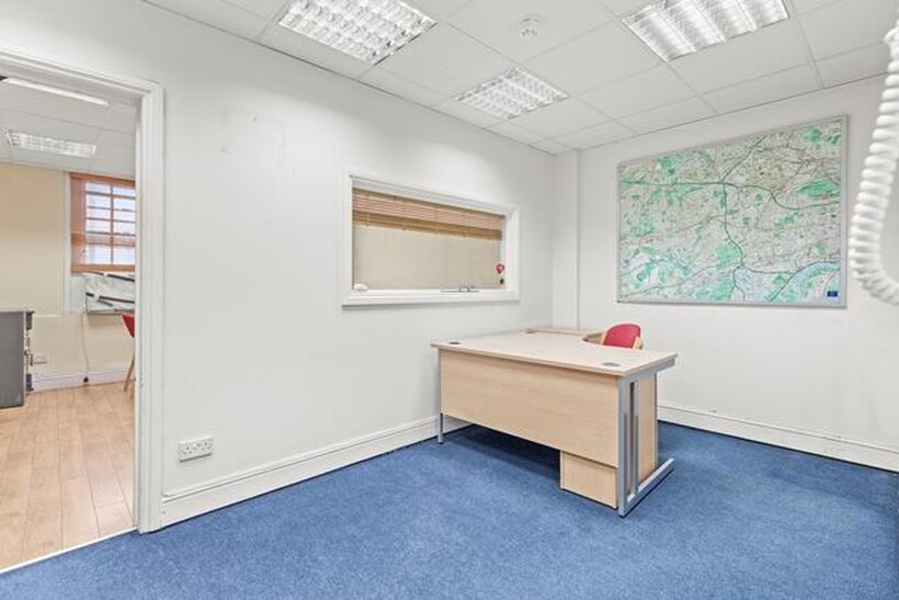 The Broadway, Ealing Property to rent - £815 pcm (£188 pw)