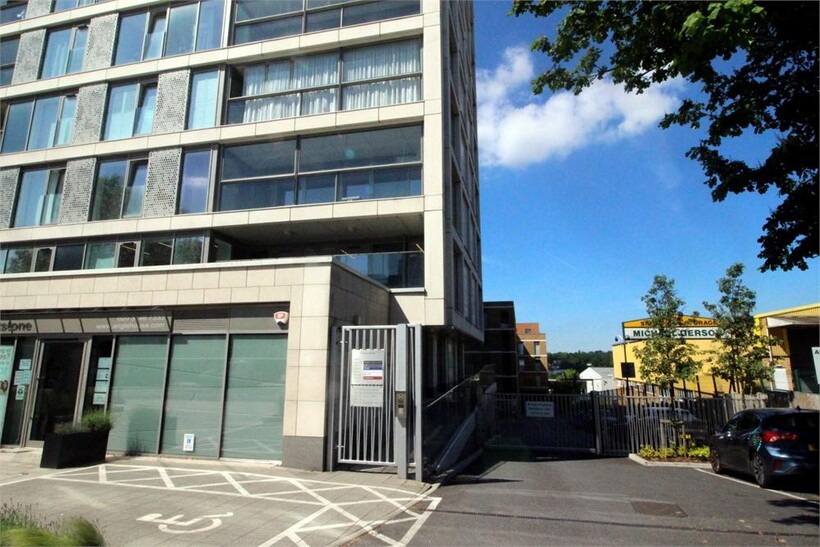 Cadbury Close, Whetstone, N20 Property to rent - £1,300 pcm (£300 pw)