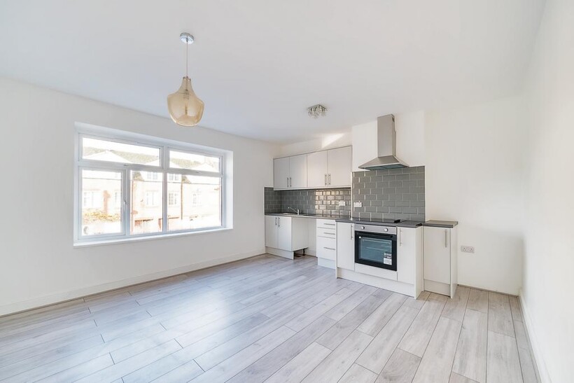 Burnage Lane, Manchester, M19 2 bed flat to rent - £1,095 pcm (£253 pw)