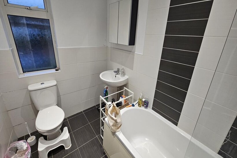 Langdale Avenue, Leeds 6 bed house to rent - £2,860 pcm (£660 pw)