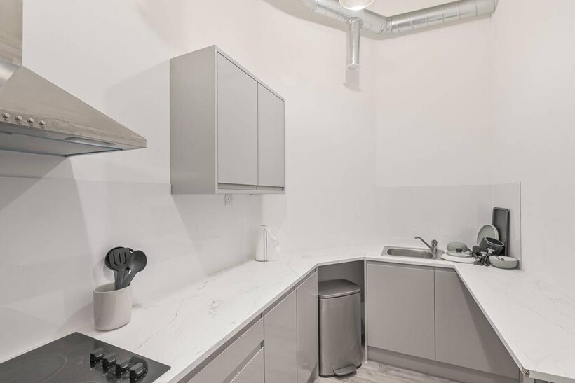 High Road, North Finchley, London, N12 4 bed flat to rent - £3,600 pcm (£831 pw)