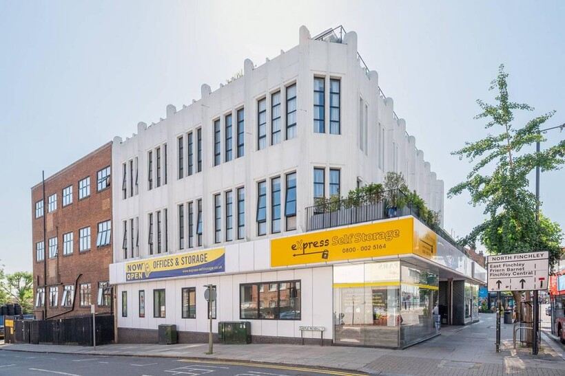 High Road, North Finchley, London, N12 4 bed flat to rent - £3,600 pcm (£831 pw)