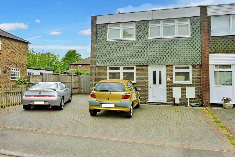 Burhill Road, Hersham KT12 1 bed maisonette to rent - £1,195 pcm (£276 pw)