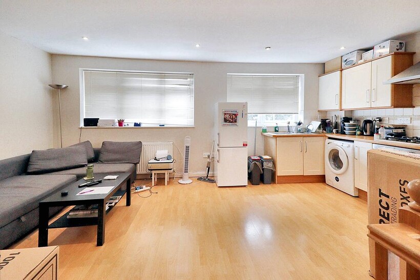 Burhill Road, Hersham KT12 1 bed maisonette to rent - £1,195 pcm (£276 pw)