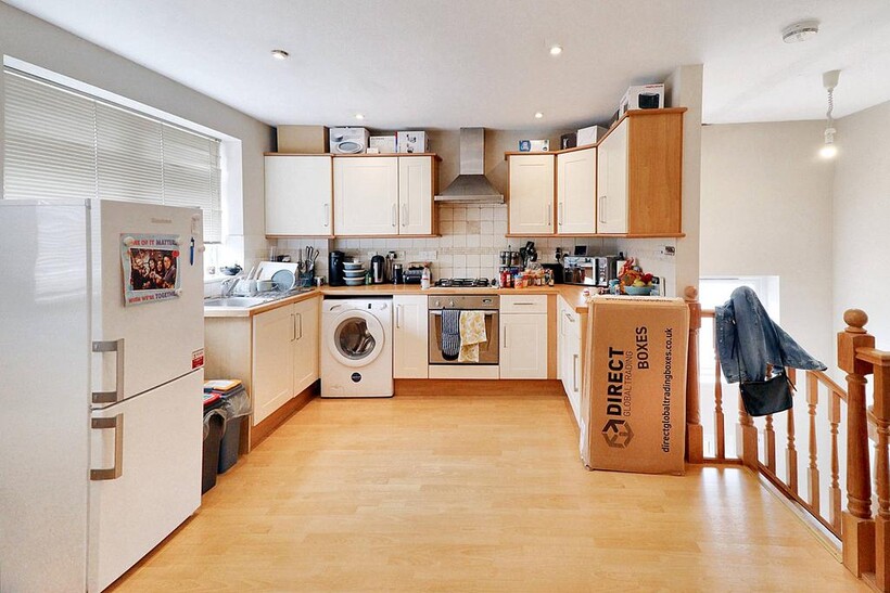 Burhill Road, Hersham KT12 1 bed maisonette to rent - £1,195 pcm (£276 pw)