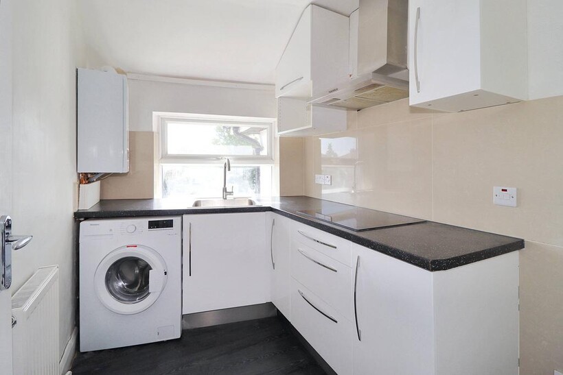 Molesey Road, Hersham KT12 1 bed maisonette to rent - £1,095 pcm (£253 pw)