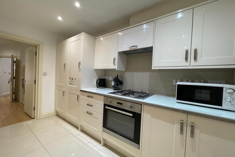Sherwood Road, Harrow HA2 2 bed flat to rent - £1,750 pcm (£404 pw)