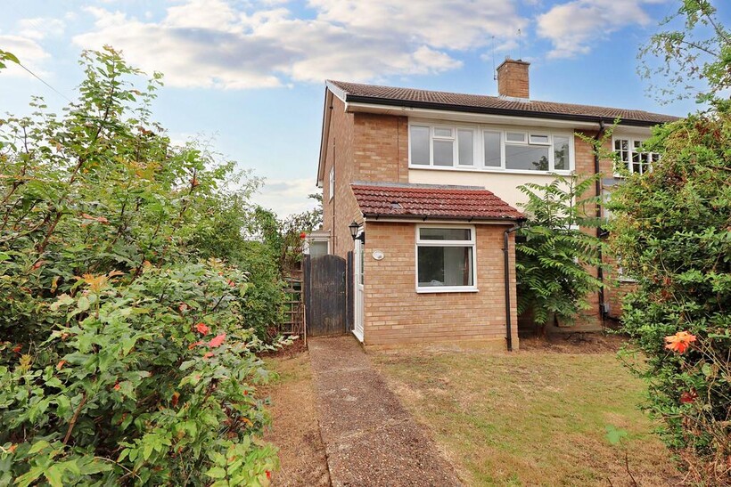 Thrupps Lane, Hersham KT12 3 bed semi-detached house to rent - £1,995 pcm (£460 pw)