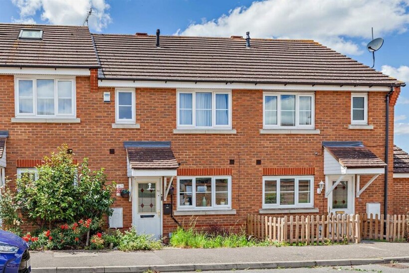 Nightingale Crescent, Harold Wood RM3 3 bed terraced house to rent - £2,700 pcm (£623 pw)
