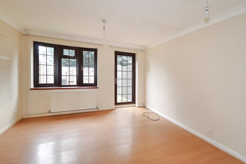 Stanley Gardens, Hersham KT12 2 bed terraced house to rent - £1,550 pcm (£358 pw)