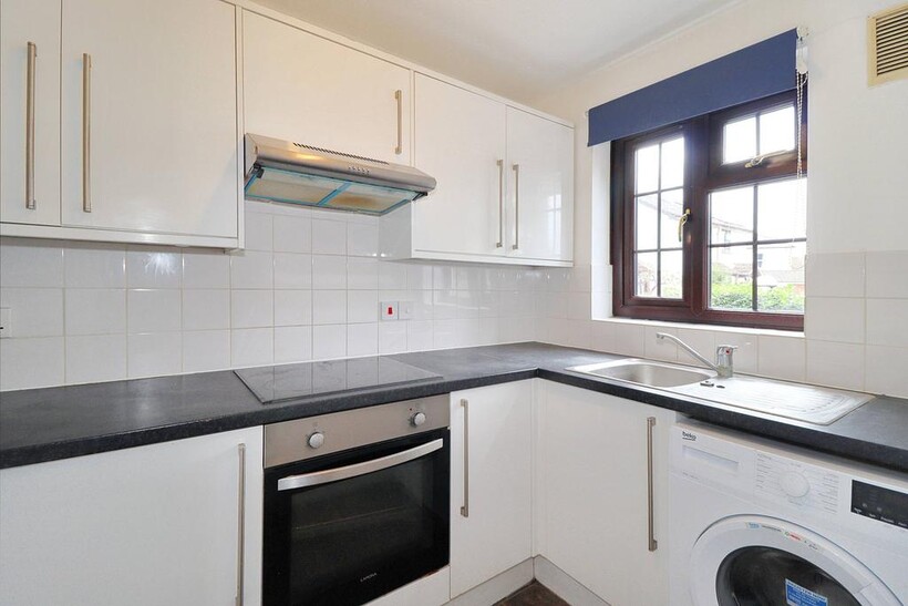 Stanley Gardens, Hersham KT12 2 bed terraced house to rent - £1,550 pcm (£358 pw)