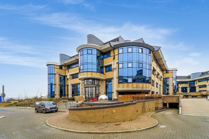 Great West Rd, Brentford TW8 2 bed apartment to rent - £2,570 pcm (£593 pw)