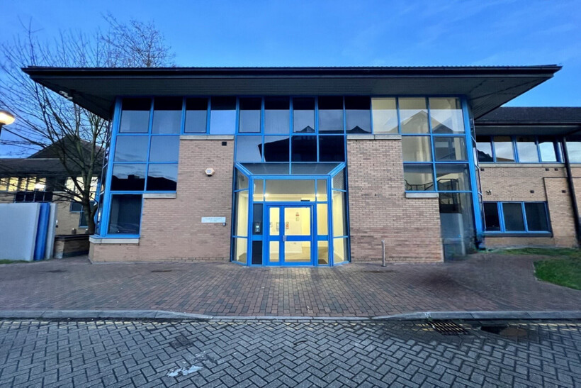 Riverbank Way, Brentford TW8 1 bed apartment to rent - £1,695 pcm (£391 pw)