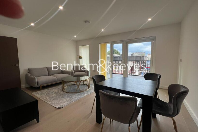 Holland House, Parrs Way W6 1 bed apartment to rent - £2,850 pcm (£658 pw)