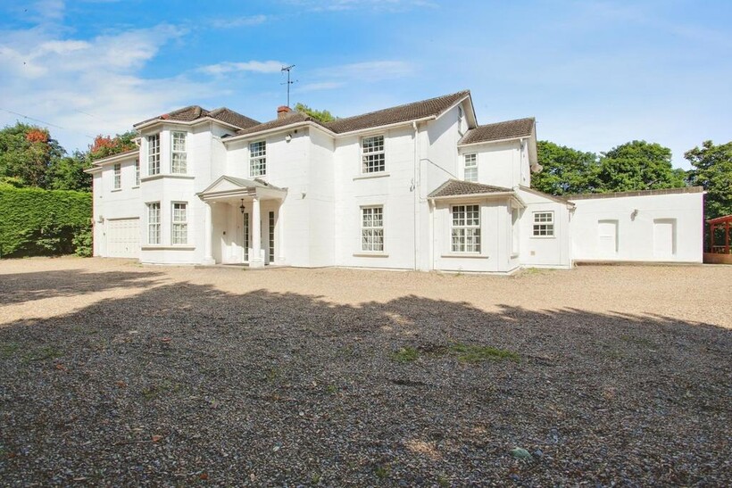 Slough Road, Iver SL0 8 bed detached house to rent - £5,250 pcm (£1,212 pw)