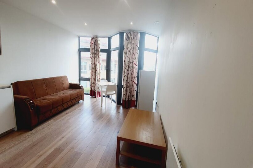 Mondial Way, Harlington UB3 1 bed flat to rent - £1,450 pcm (£335 pw)