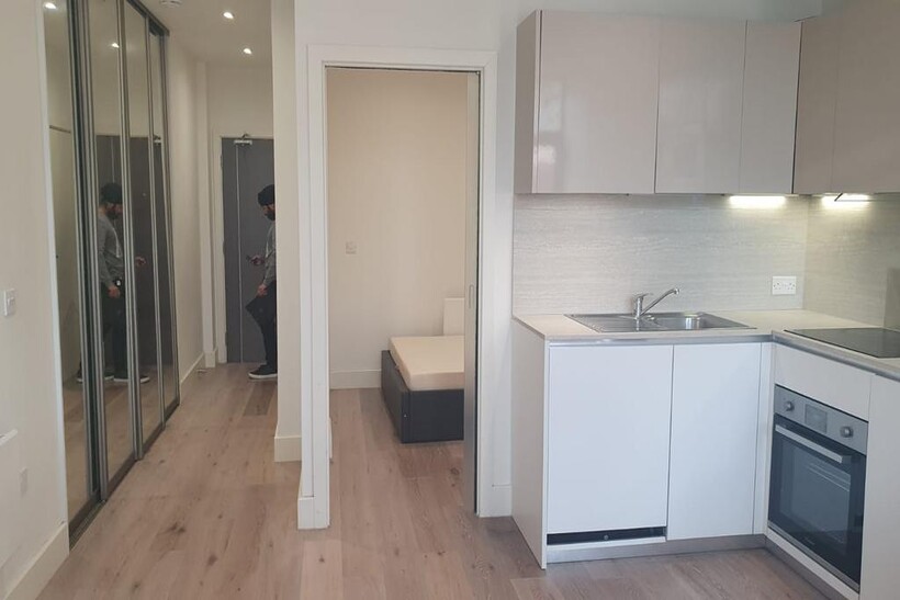 Mondial Way, Harlington UB3 1 bed flat to rent - £1,450 pcm (£335 pw)