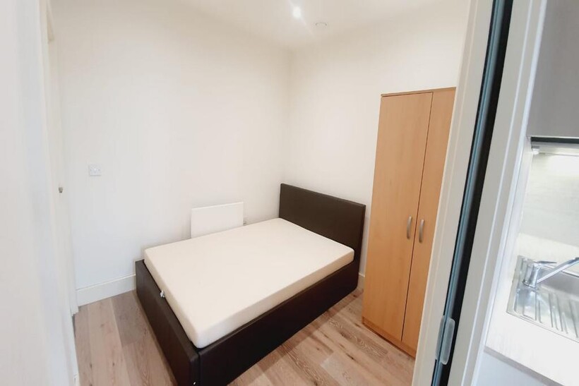 Mondial Way, Harlington UB3 1 bed flat to rent - £1,450 pcm (£335 pw)