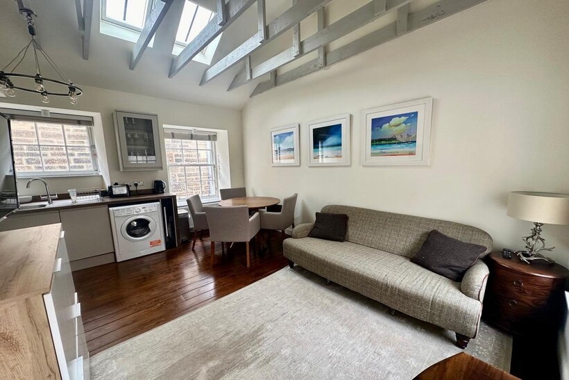 Old Fishmarket Close, Edinburgh EH1 2 bed apartment to rent - £1,895 pcm (£437 pw)