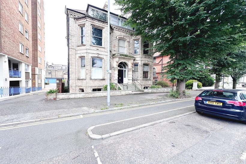The Drive, Hove BN3 2 bed flat to rent - £1,400 pcm (£323 pw)