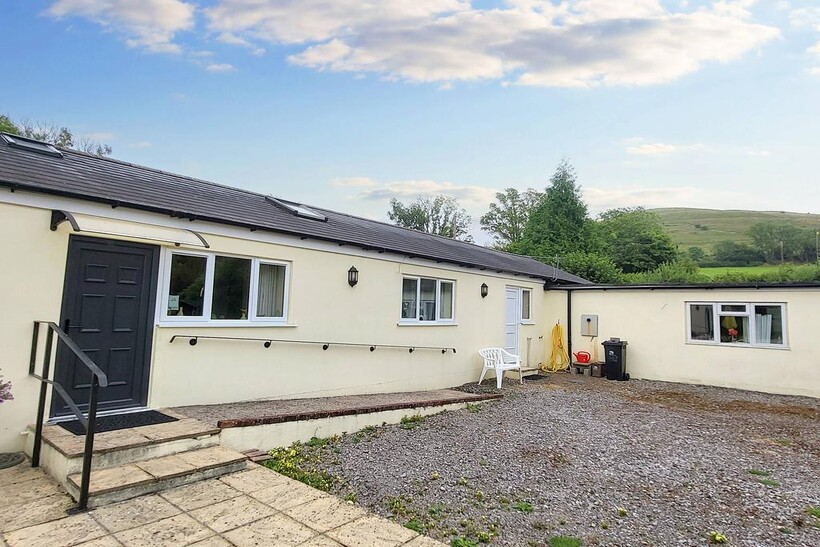 Shaftesbury Road, Child Okeford DT11 1 bed terraced bungalow to rent - £725 pcm (£167 pw)