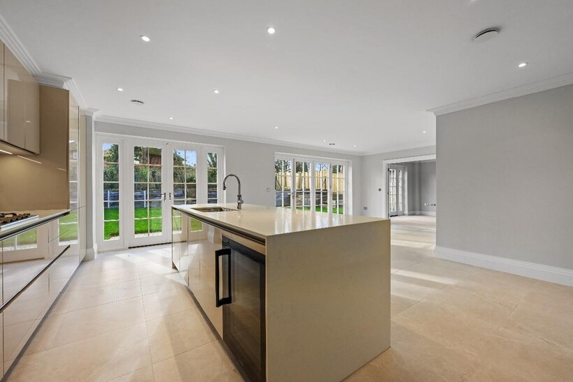 Broadoaks Park Road, West Byfleet... 6 bed detached house to rent - £8,950 pcm (£2,065 pw)