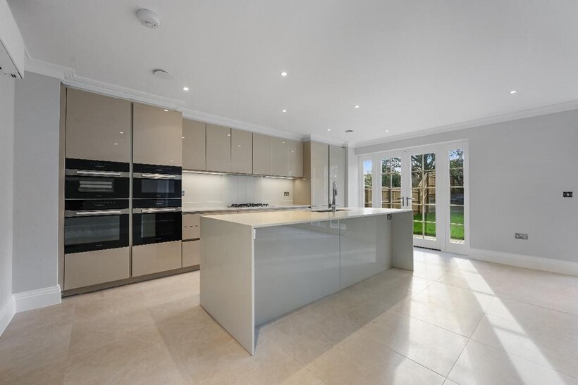 Broadoaks Park Road, West Byfleet... 6 bed detached house to rent - £8,950 pcm (£2,065 pw)
