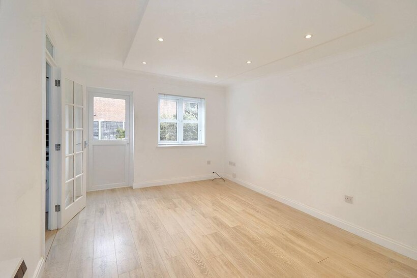 Walton Park, Walton-on-Thames KT12 1 bed ground floor maisonette to rent - £1,195 pcm (£276 pw)